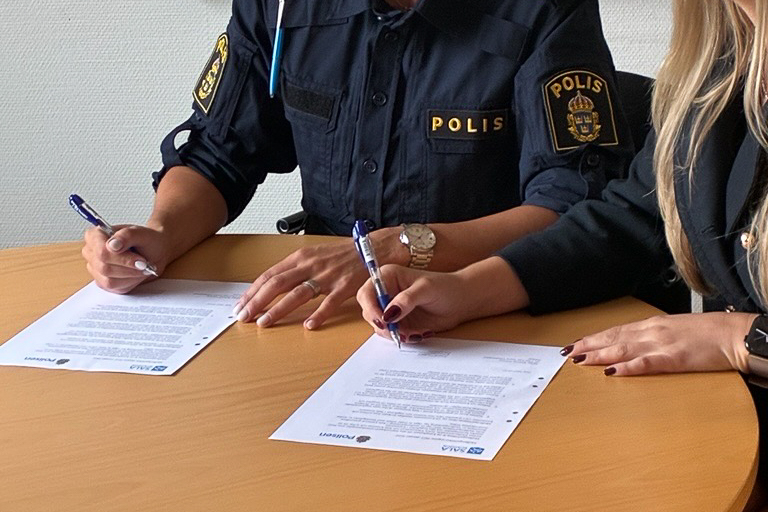 Signering av överenskommelse.